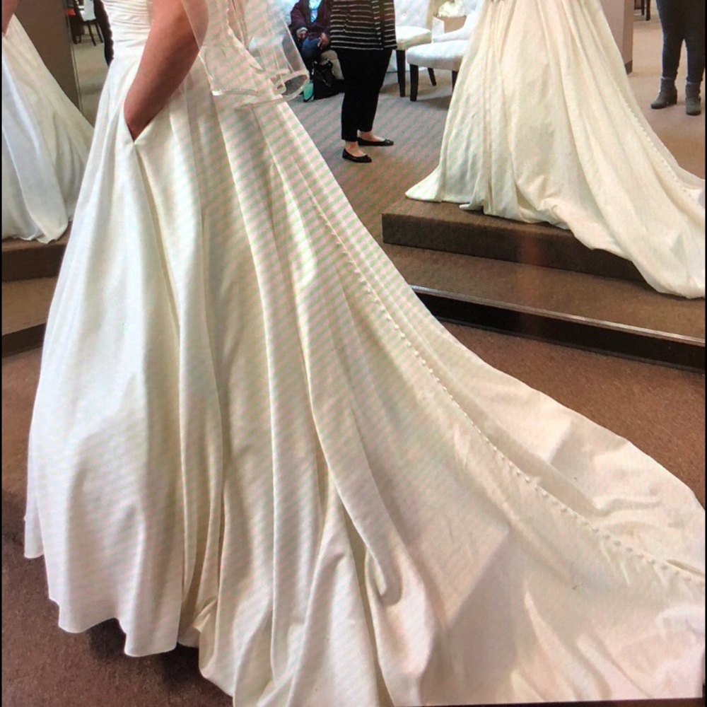 Wedding dress with pockets - Picture 3 of 8